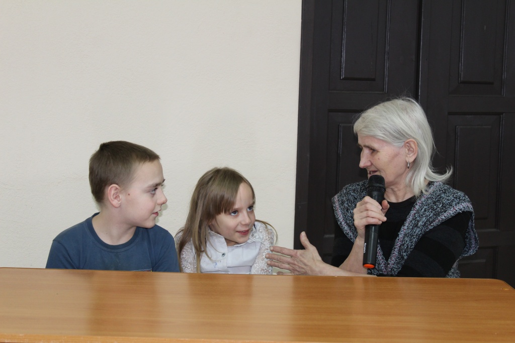 Валентина Сергеевна Калинина с внуками