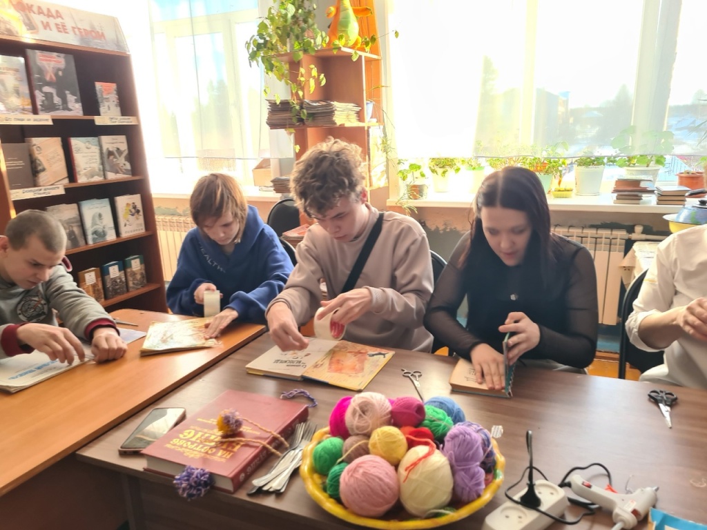 Студенты ремонтируют книги