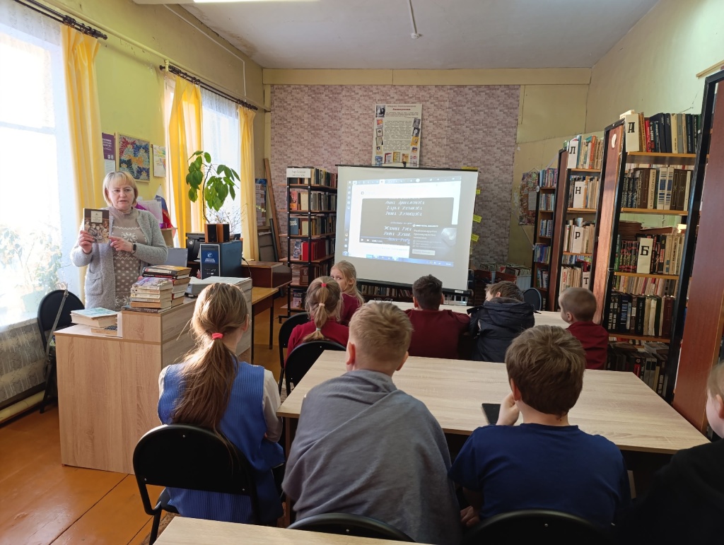 Библиотекарь знакомит участников встречи с литературой BN8v-tuJA7i3QJQfKwIPQdn11ckaAVpboWWpxmOTuTv1N0tOIrKkE8Nl2fWVK0d-96tqu93a7Zy9yYqgebh7ekE2.jpg