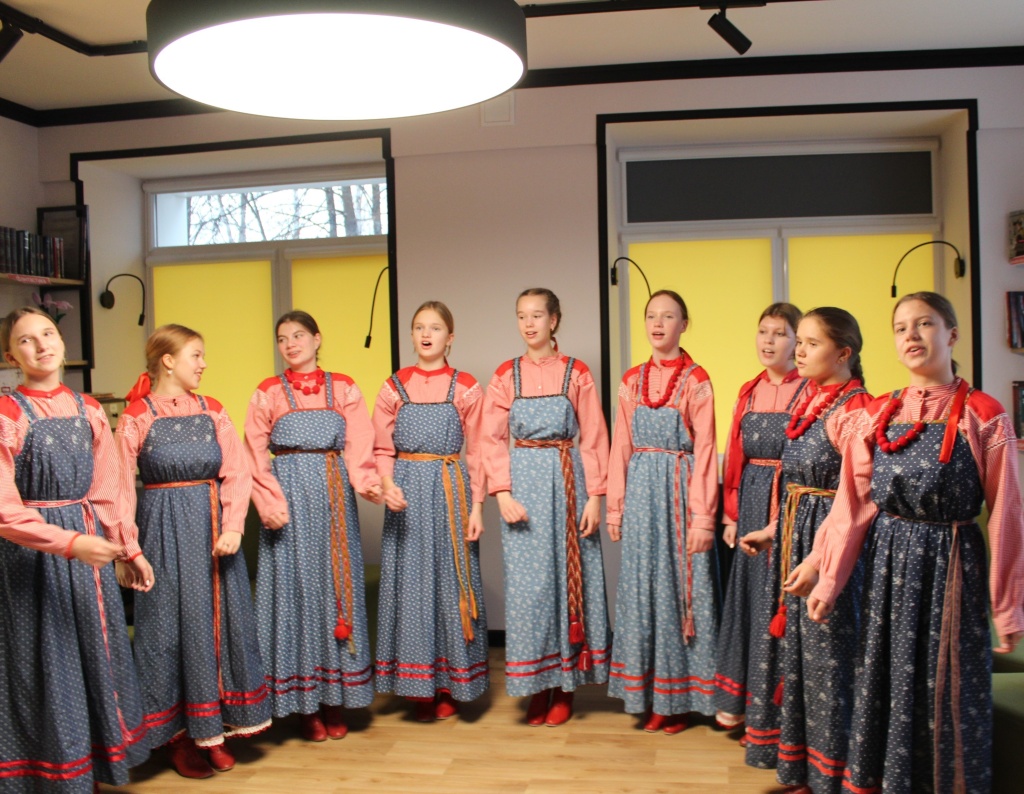 Высупает фольклорный ансамбль "Брусена".JPG