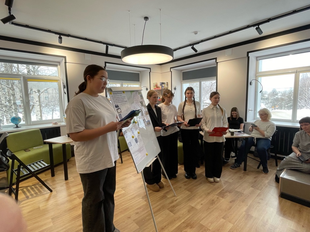 Команда Верхнетоемской школы выступает с докладом "Жива Россия!"