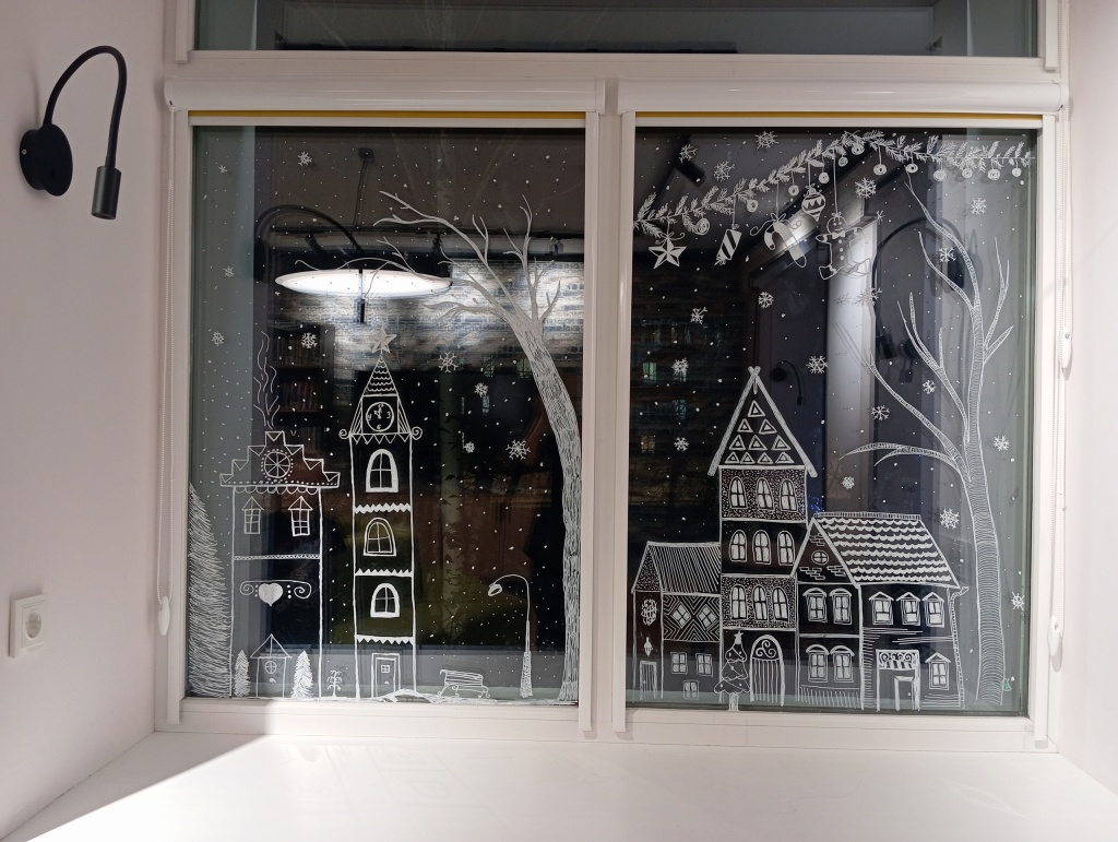 Окна сектора детско-юношеского чтения Верхнетоемской центральной библиотеки имени О. А. Фокиной qrZGwxbh05eOAbsj5QMQJg04uZOIbXZnEvlwTeznctQCHiS_Fb84uXrFQlPXde4aOZnf5x3_h12QmmQD4vvFH-Pj.jpg