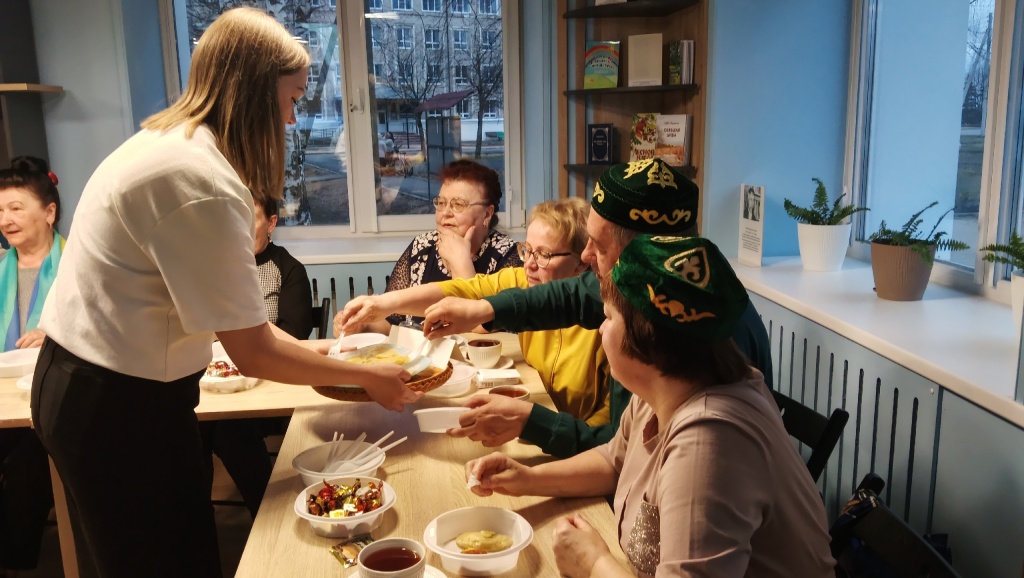 Гости угощаются украинскими варениками, приготвленными А. В. Чертополоховой