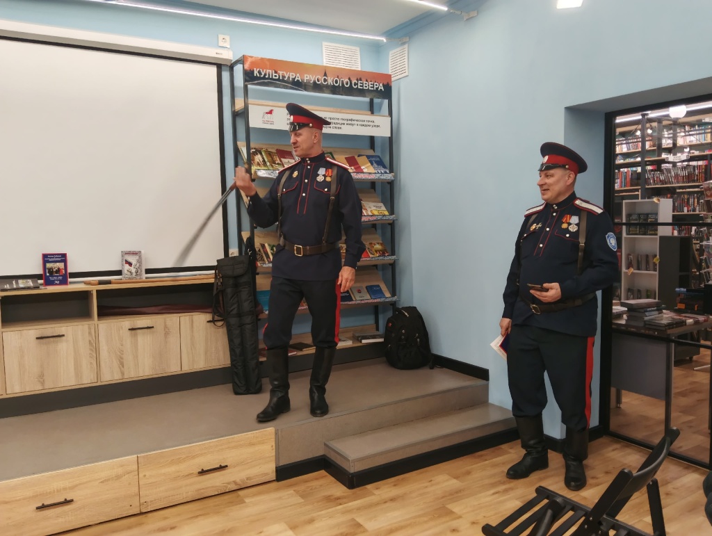 Сергей Владимирович Рачков показывает зрителям элементы работы с шашкой и нагайкой z69oXnVFz8baWBWmePaQpQhymvosEdqzuBCI_ryP-Jrf4PurWw-NuvFOQalxpCL9BjZ4Su1Kdlzy7qBhgae7ulxh.jpg