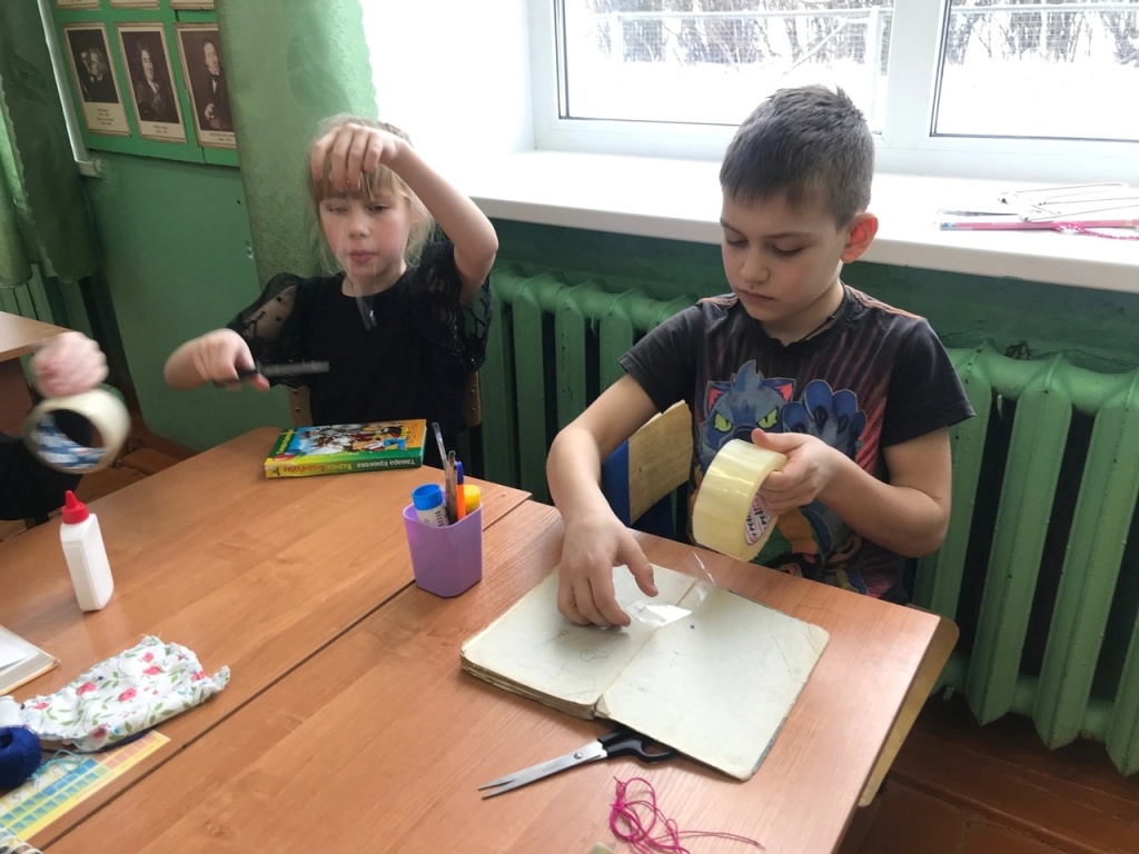 Ребята ремонтируют книжки