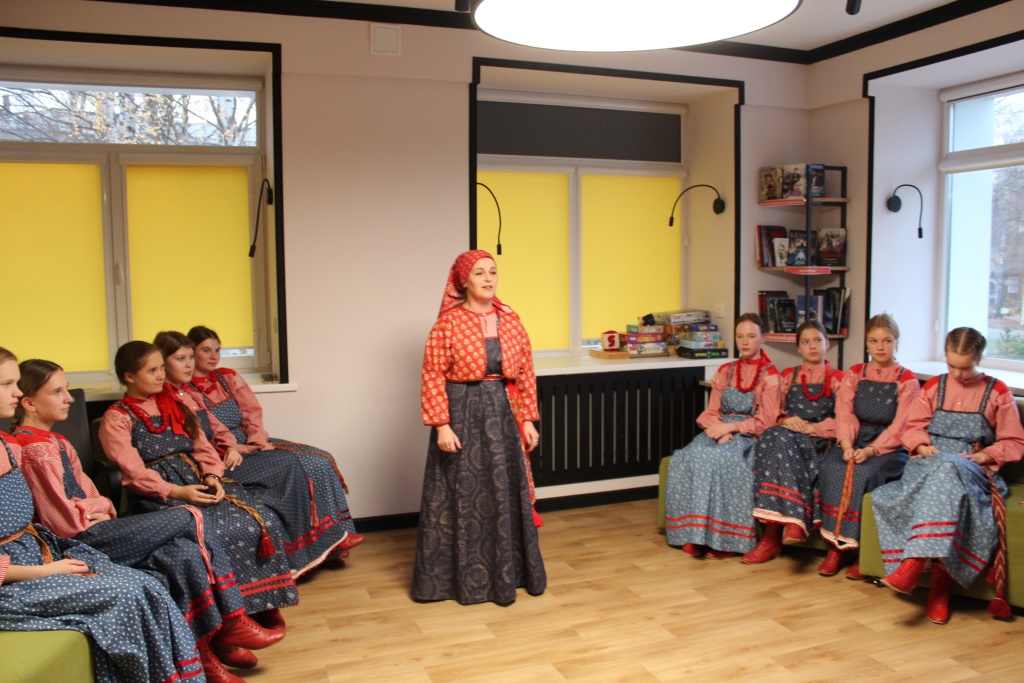 Оксана Леонидовна Лодкина поет песню "Соколонько".JPG