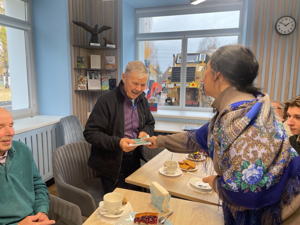 Инга Александровна дарит книгу своего отца "Море соленое" xryF4eaAhXWnm4ZCu0Us-oiKAxg-dCpx3uyaa2HoPbATxlOA-jubRcKbl-TlFNY6SNeBQ3L5Gt-P-ebIW13J7eVE.jpg