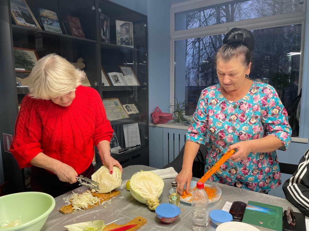 Валентина Сергеевна Литвинова (слева) и Елена Григорьевна Пыркова (справа) готовят салат из свежей капусты fOrMygvNDAZdST3LexTennNYrFY_UgmN8vgxfhqgUbZ-PE_qtMHuQCq7EFpb3xnvL0eyq5GdVkCQugHyq5PE7fyM.jpg