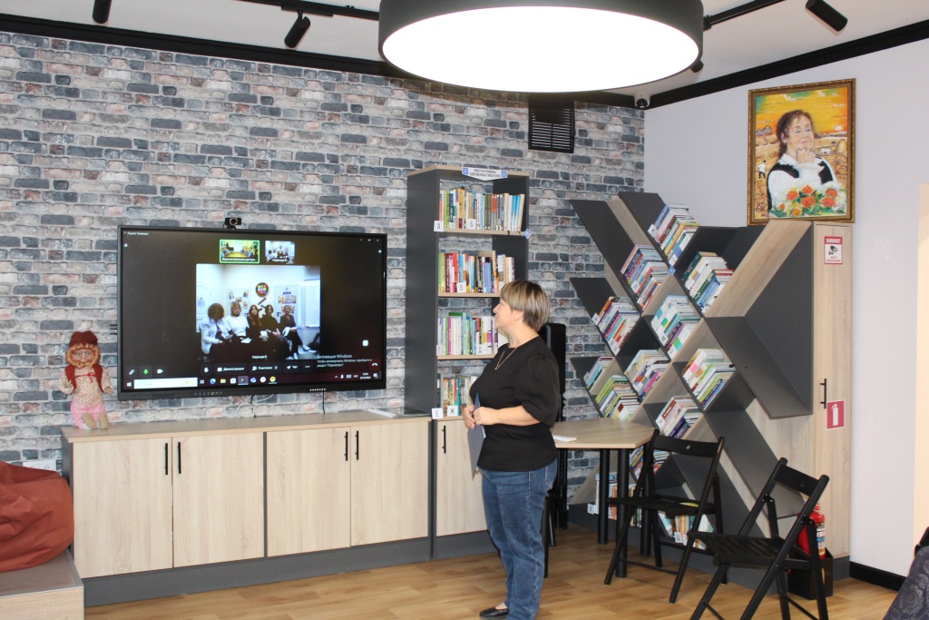 Алена Васильевна Чертополохова рассказывает о работе библиотеки