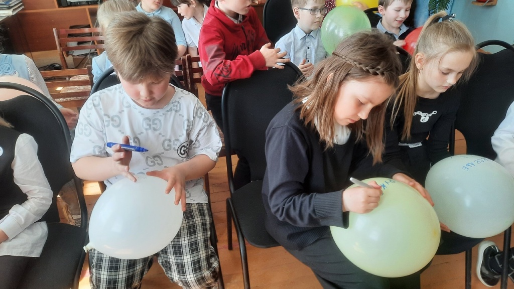 Дети пишут на шариках, что для них значит семья 