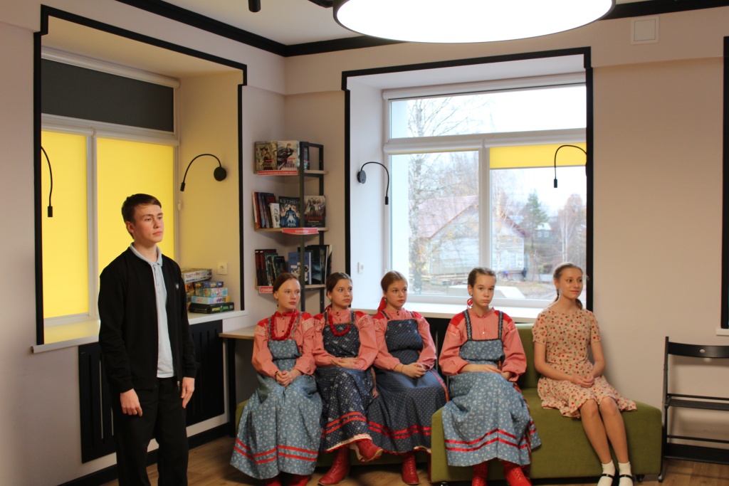 Илья Долинин исполняет песню Звездочка моя ясная.JPG