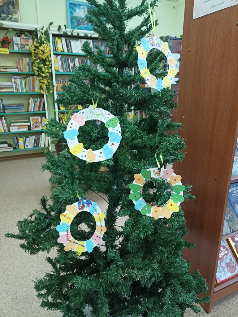 В Федьковской сельской библиотеке смастерили украшения для новогодней елочки CoV363ii4yV-FfsohQiQDpDin-Z5znsLmALRSdvlxKPK1PvMxFmNplL4y4FqSPmdsPwiVUM7zevHpKJIH14IIlBH.jpg
